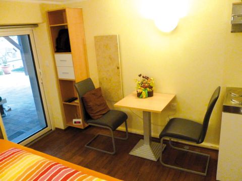 Apartment Bett, Tisch