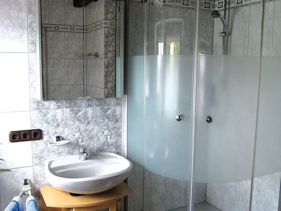 Ferienwohnung Dusche und Waschbecken