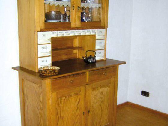 Ferienwohnung Geschirrkabinett aus Holz
